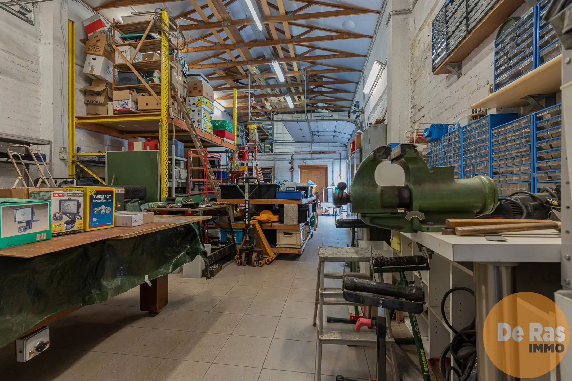 IZEGEM - Stevige HOB met ruime loods foto 17