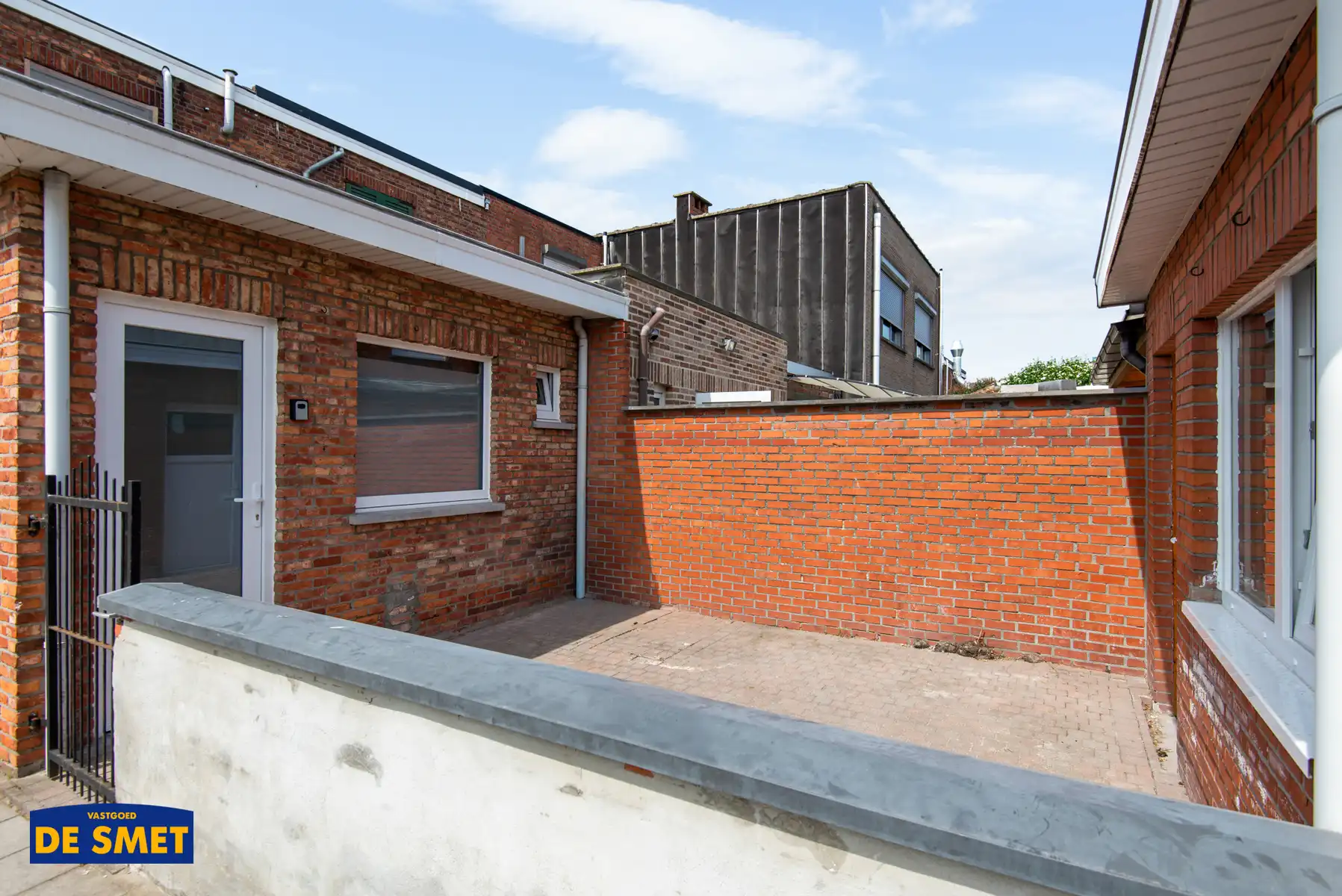 Volledig vernieuwde halfopen bebouwing met koer en garage foto 9