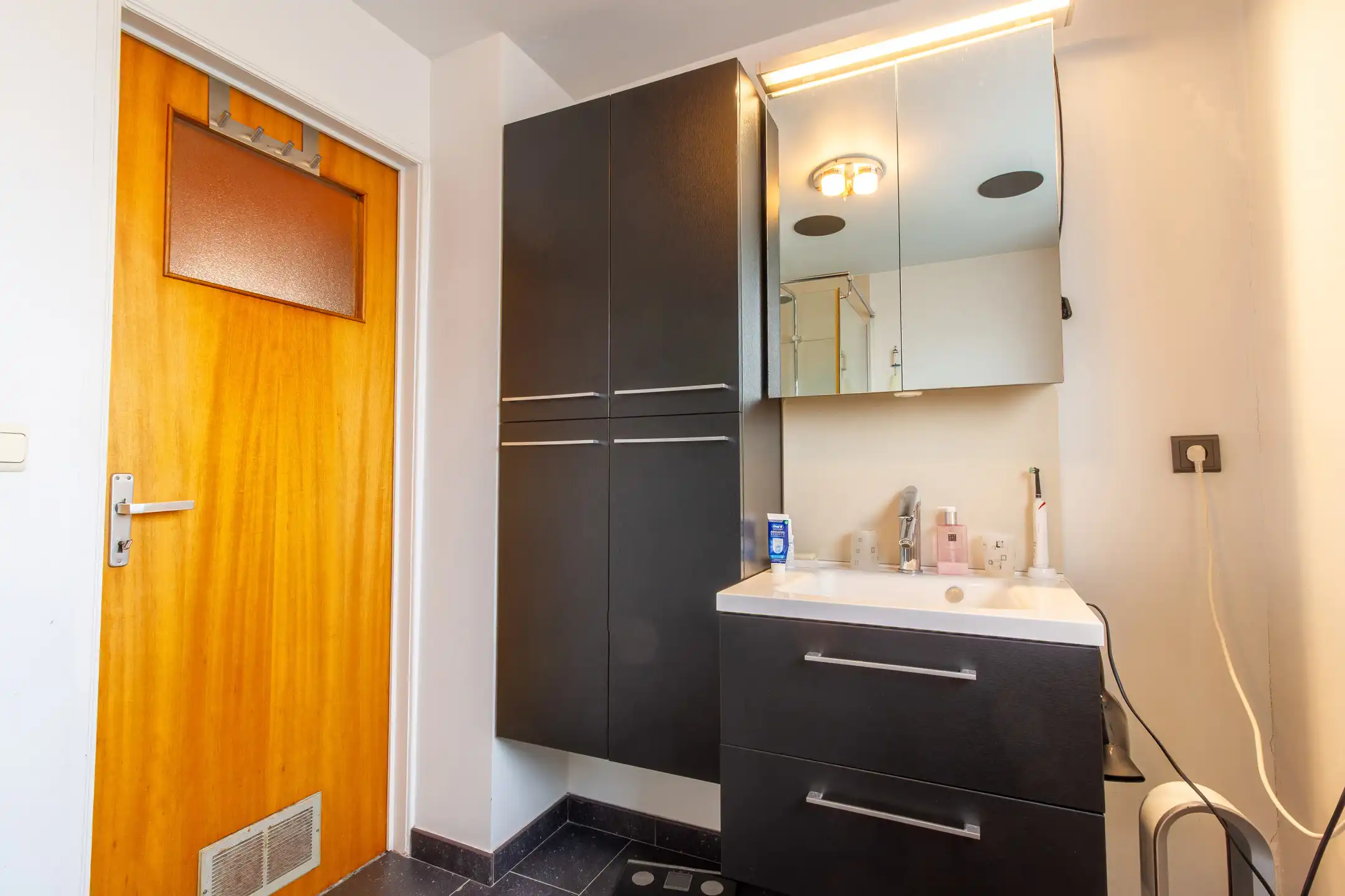 Charmante gezinswoning met potentieel, grote oprit en tuin foto 9