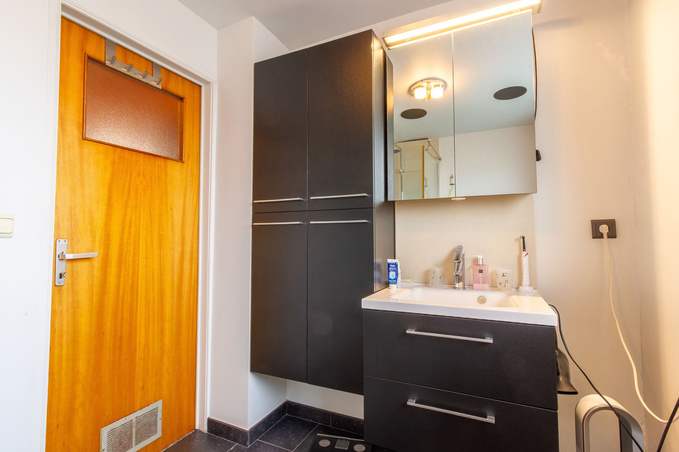 Charmante gezinswoning met potentieel, grote oprit en tuin foto 9