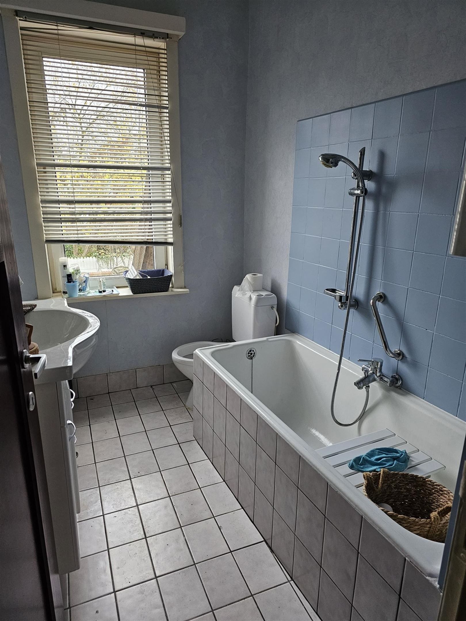 Te renoveren rijwoning op topligging nabij het park van Rozebroeken. foto 9