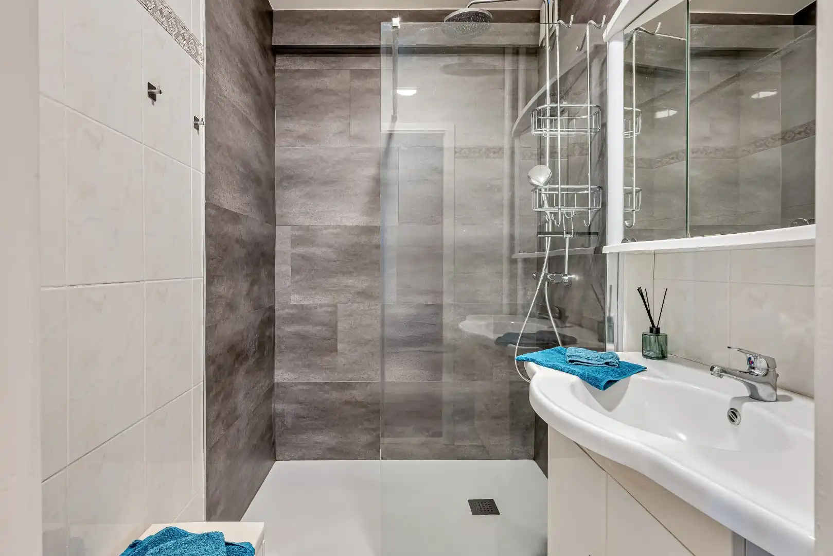 Ruim gerenoveerd 3 slaapkamer appartement met frontaal zeezicht op absolute toplocatie aan de Zeedijk in Blankenberge foto 10