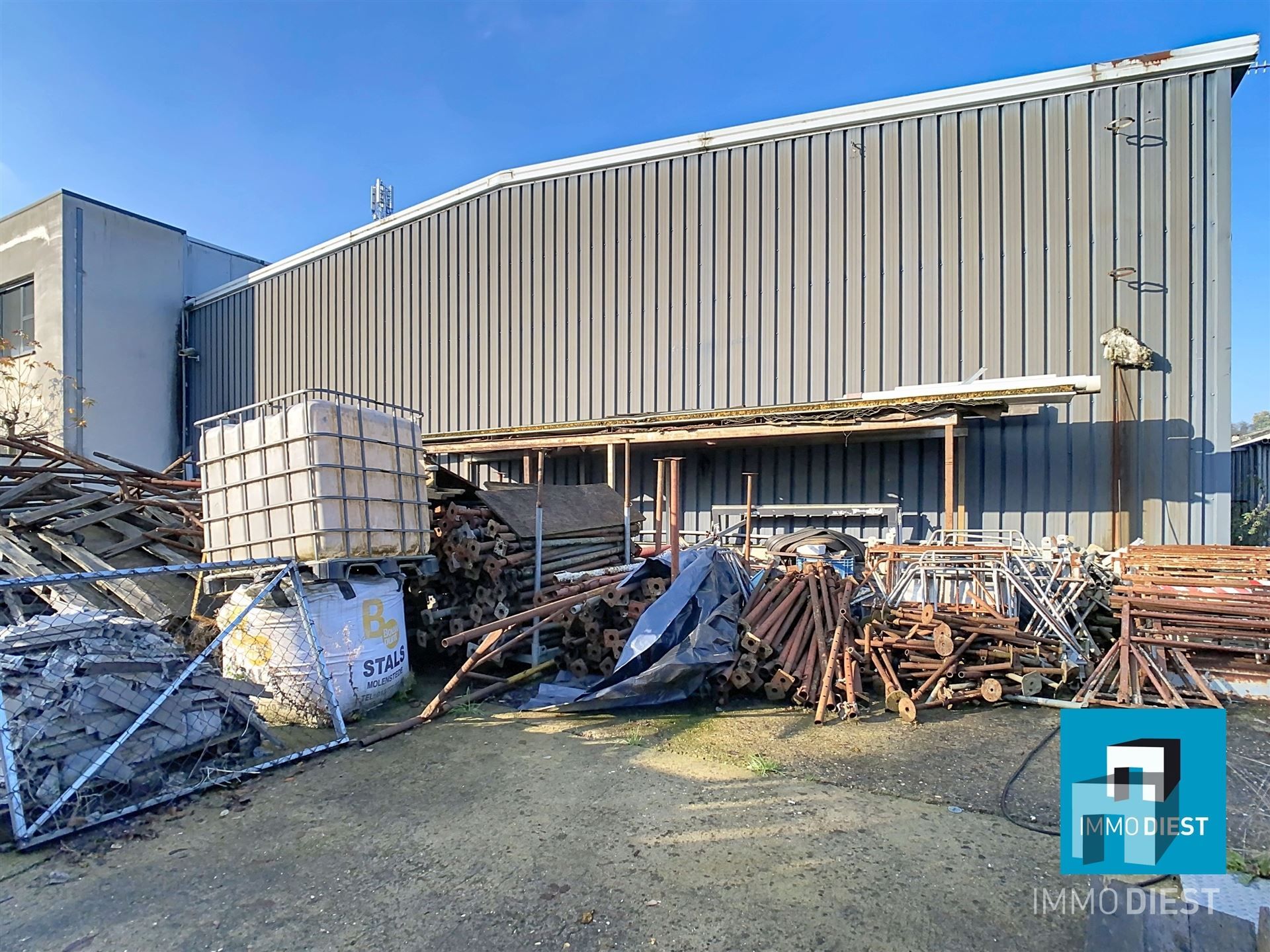 Industrieel gebouw met magazijnen en burelen foto 4