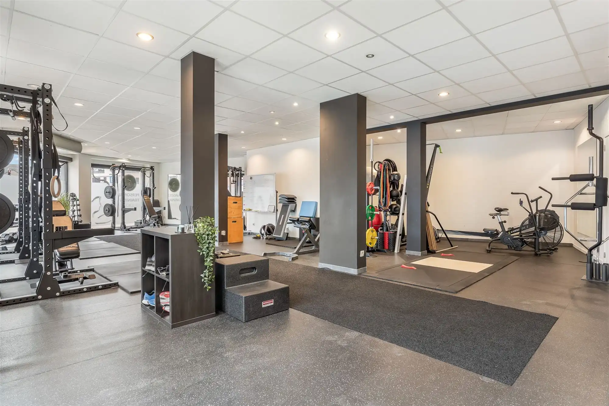 ZEER GOED GELEGEN HANDELSRUIMTE (110M²) MET BUREAU EN KITCHENETTE TE PAAL foto 8