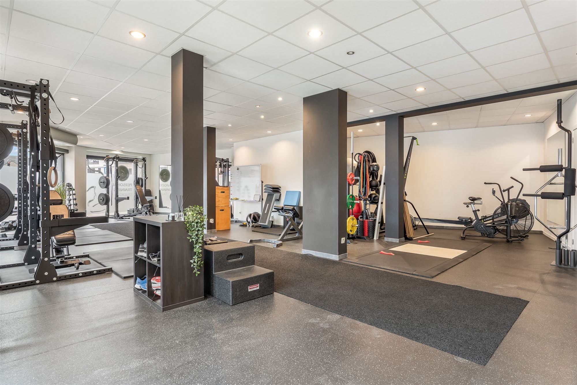 ZEER GOED GELEGEN HANDELSRUIMTE (110M²) MET BUREAU EN KITCHENETTE TE PAAL foto 8