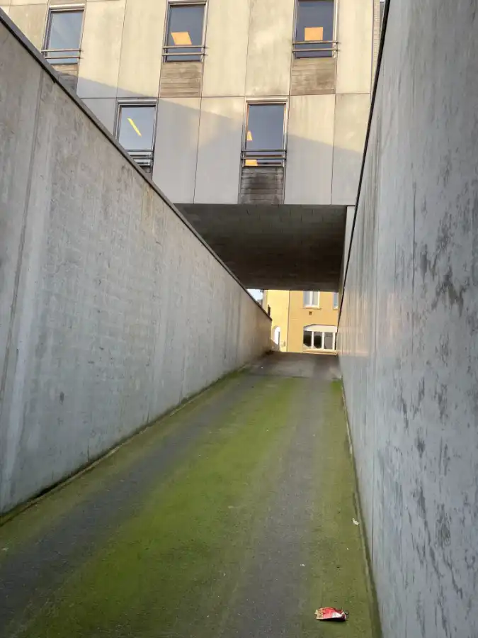 Centraal gelegen ruim twee-slaapkamer appartement + garage foto 19