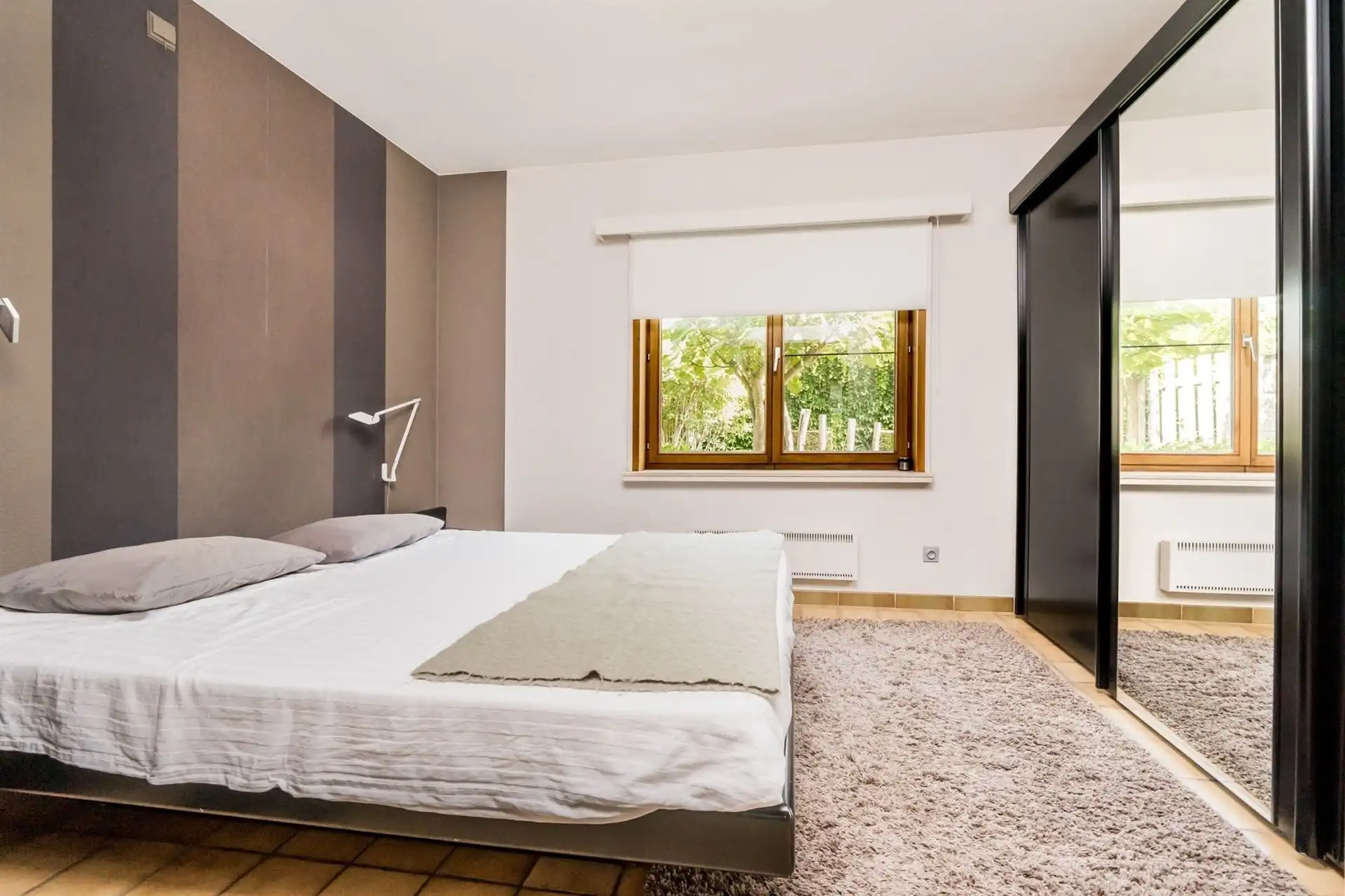 Ruime halfopen bebouwing  met 5 slaapkamers, tuin en garage. foto 12