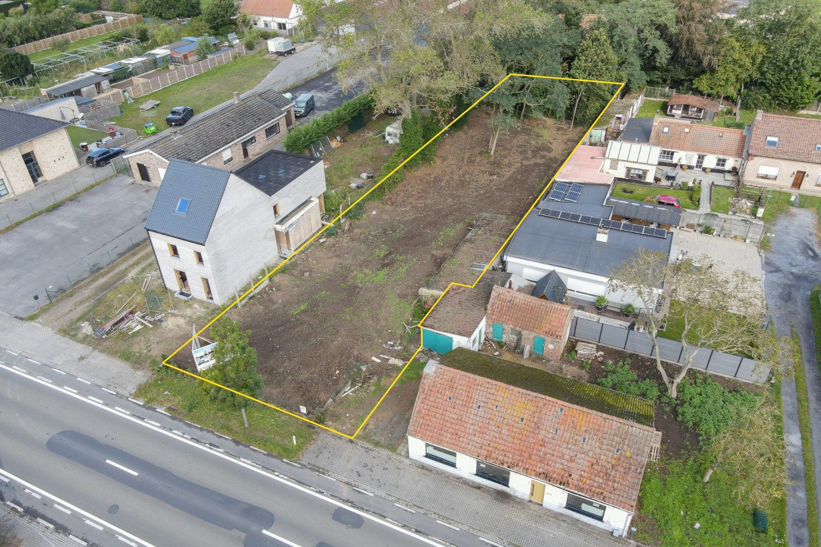 Perceel bouwgrond voor open bebouwing op 1.214  m² foto {{pictureIndex}}