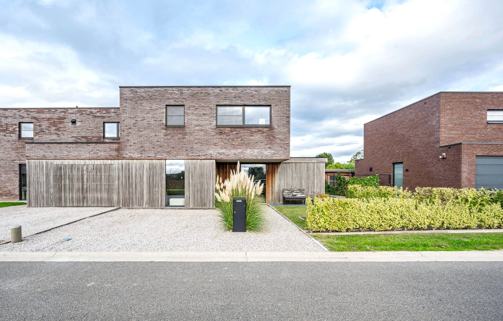 HALFOPEN BEN-WONING OP 323 M² foto {{pictureIndex}}