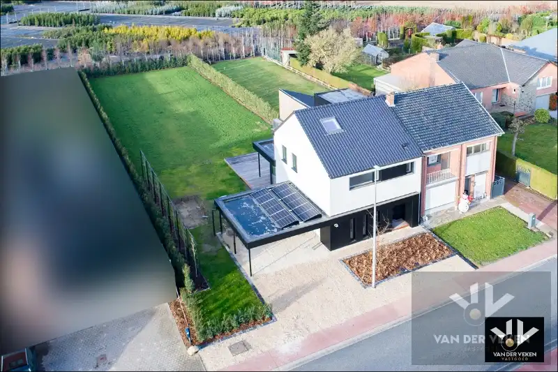 TOTAAL VERNIEUWDE WONING - ENKEL NOG AFWERKEN NAAR EIGEN SMAAK EN INZICHT foto 3