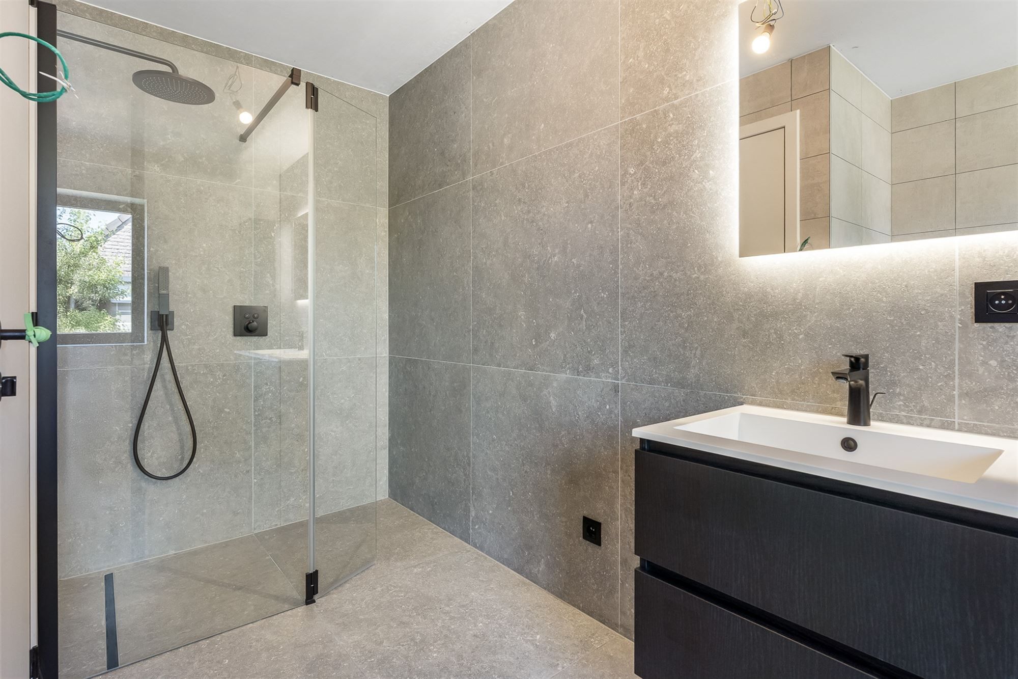 PRACHTIG AFGEWERKTE NIEUWBOUWWONING (195m²)  MET 3 SLAAPKAMERS + ZOLDER EN AFGEWERKTE TUIN TE BERINGEN foto 13