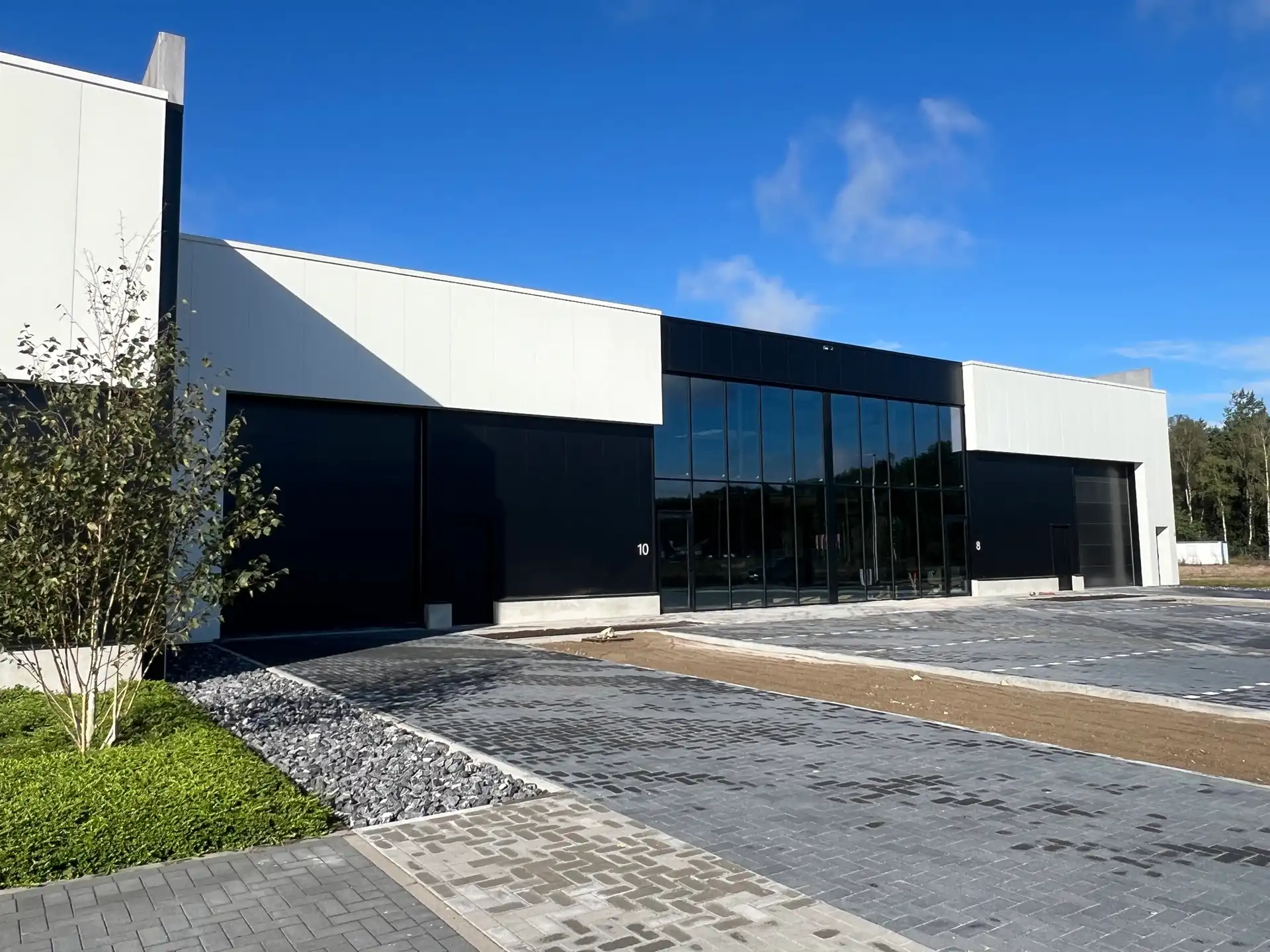 NIEUWBOUW BEDRIJFSHAL VAN 1200M² VLAKBIJ DE E314 foto {{pictureIndex}}