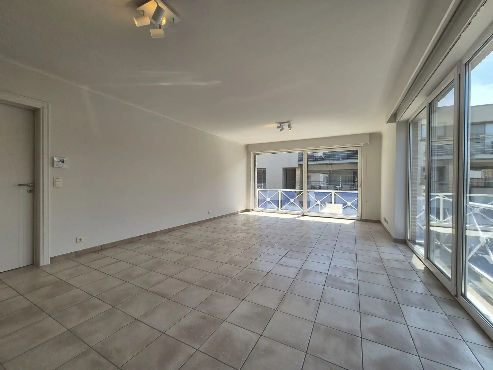 Ruim appartement met 2 slaapkamers, groot terras en garage foto 7