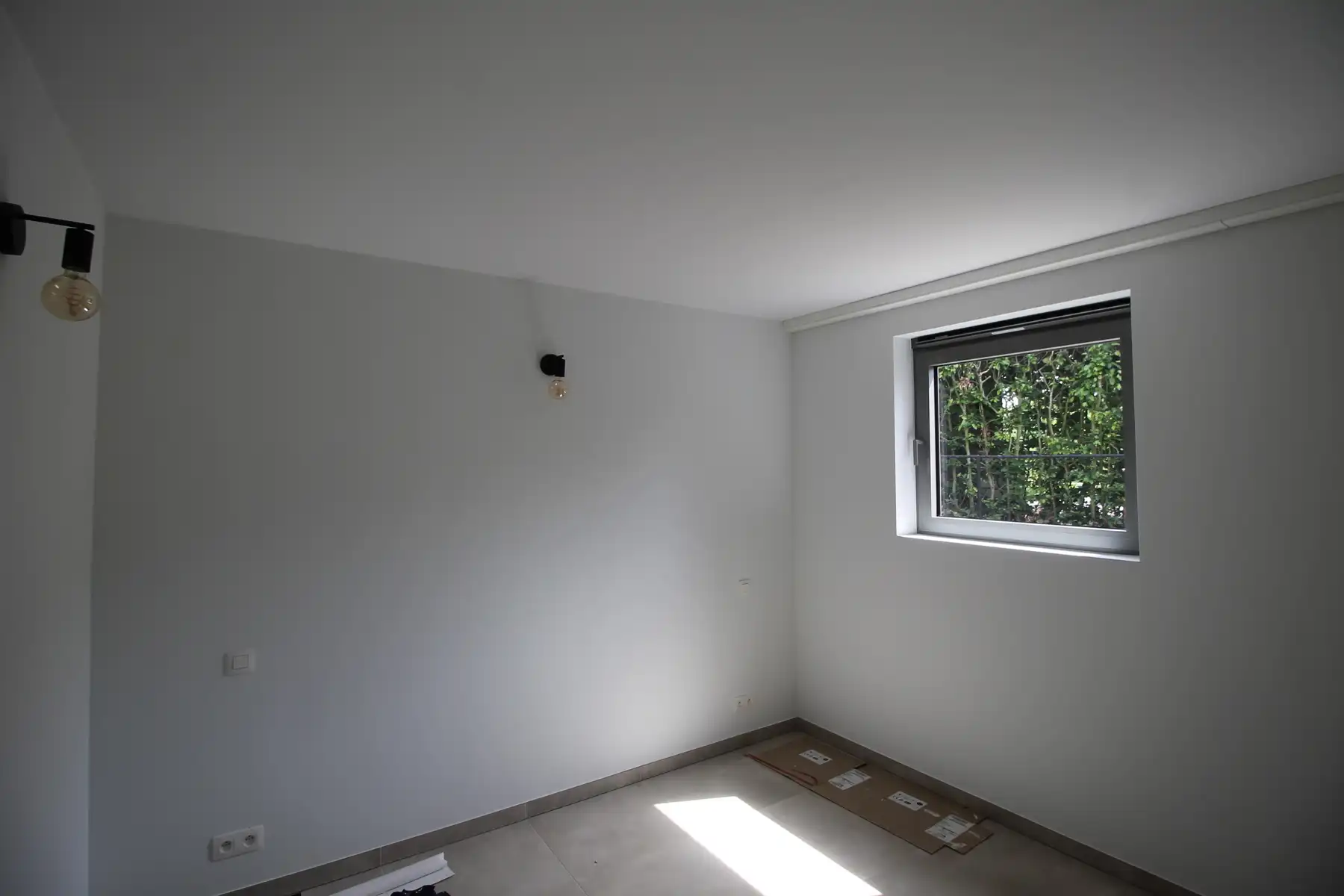 Uniek en ruim (ca 134m²) gelijkvloers appartement met 2 slaapkamers, terras en tuin en autostaanplaats. foto 14