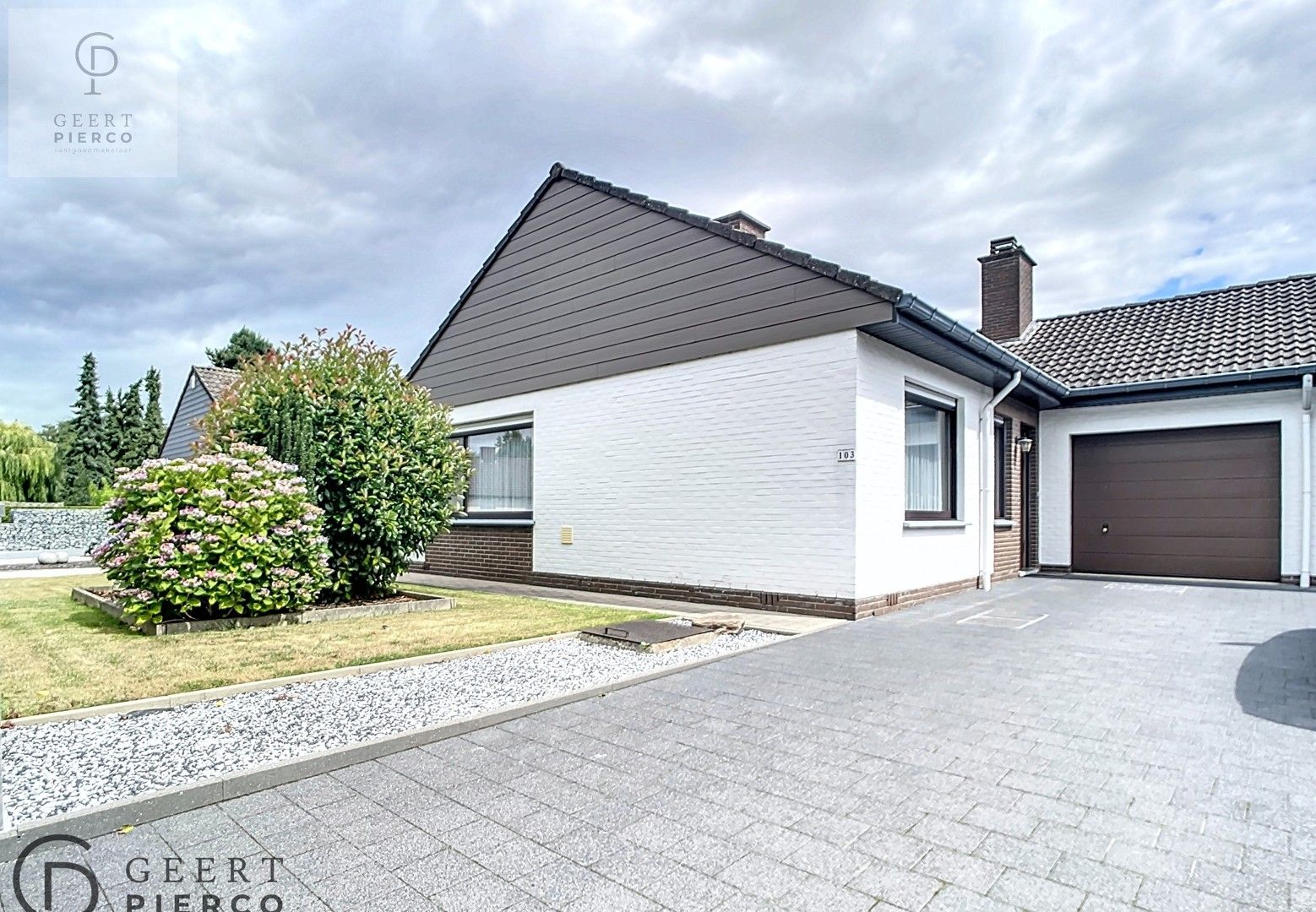 Hoofdfoto van de publicatie: Deze ruime bungalow met vier slaapkamer, garage en tuin is gelegen aan de stadsrand van Landen.