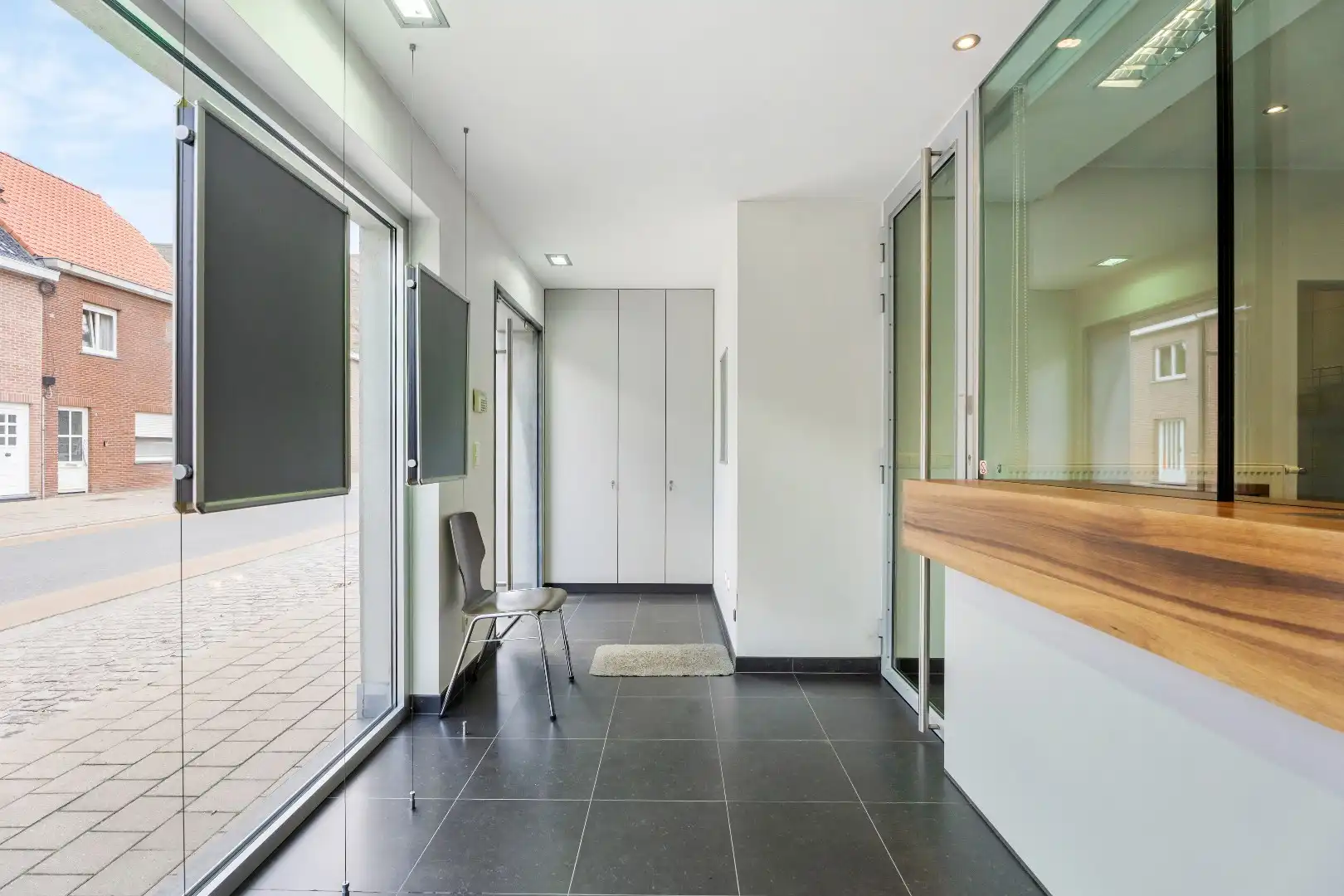 Centraal gelegen handels(woning) met garage op 369m² in Merkem! foto 3