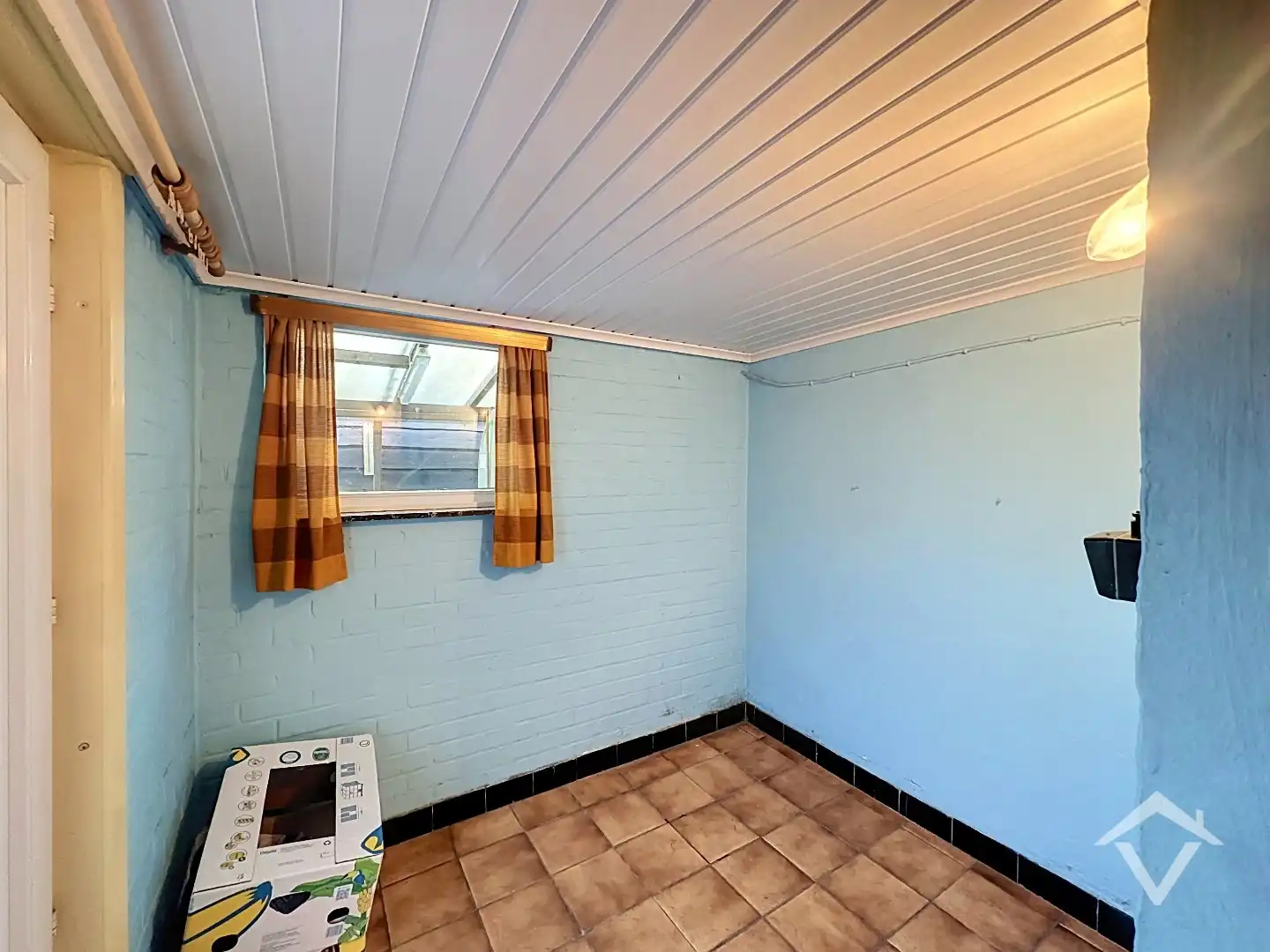 Licht op te frissen rijwoning met 3 slaapkamers, zolder en garage te Zedelgem foto 11