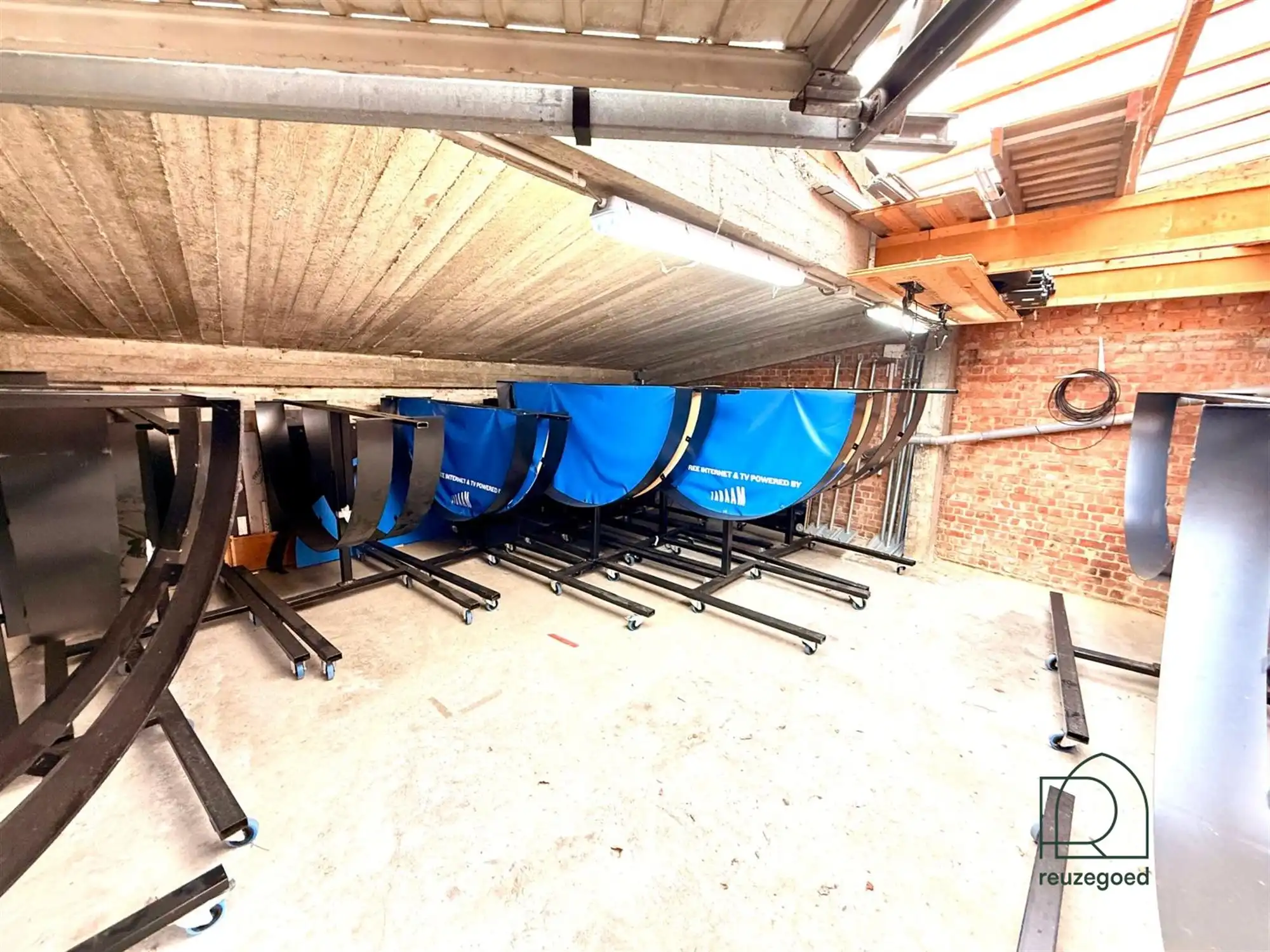 Ruime hoekgarage met conforme elektriciteit en natuurlijk licht foto 4