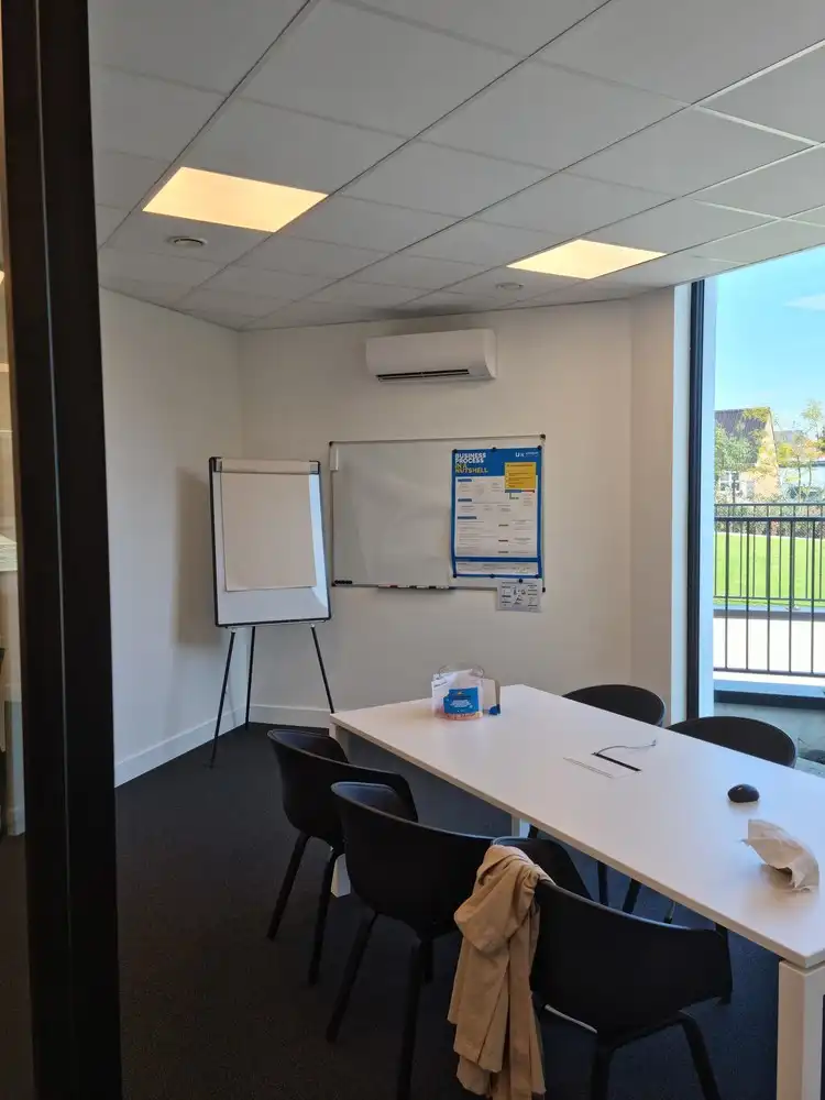 Instapklaar commercieel gelijkvloers (233 m²) met 3 parkeerplaatsen te huur in Aalter foto 14