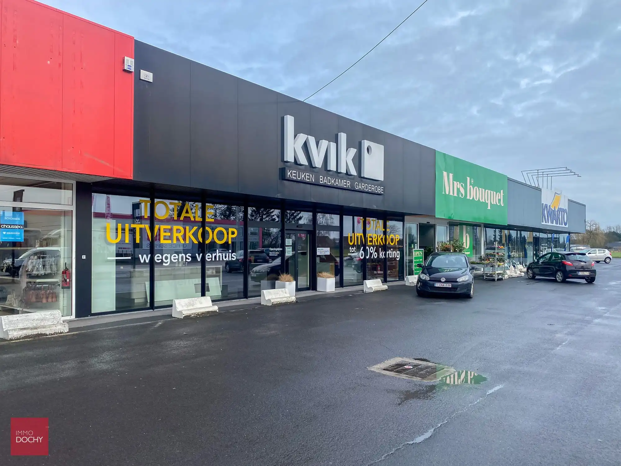 commercieel gelegen BAANWINKEL met veel parkingmogelijkheden | Gentseweg Waregem foto {{pictureIndex}}