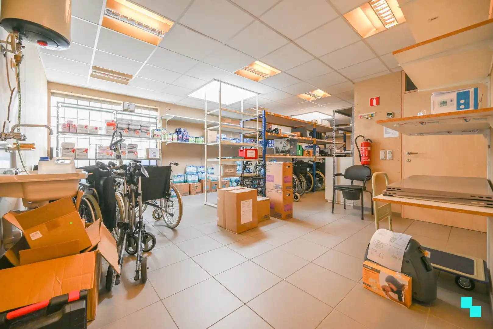 Deels ingerichte handelsruimte op toplocatie te Sint-Andries foto 15