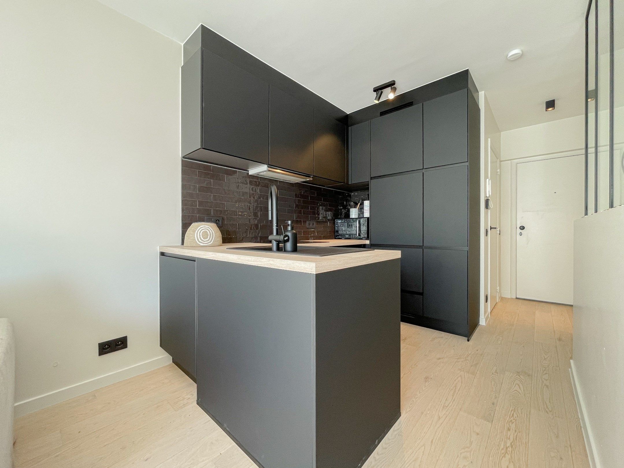 Recent tijdloos gerenoveerd appartement gelegen op de Kustlaan.  foto 8