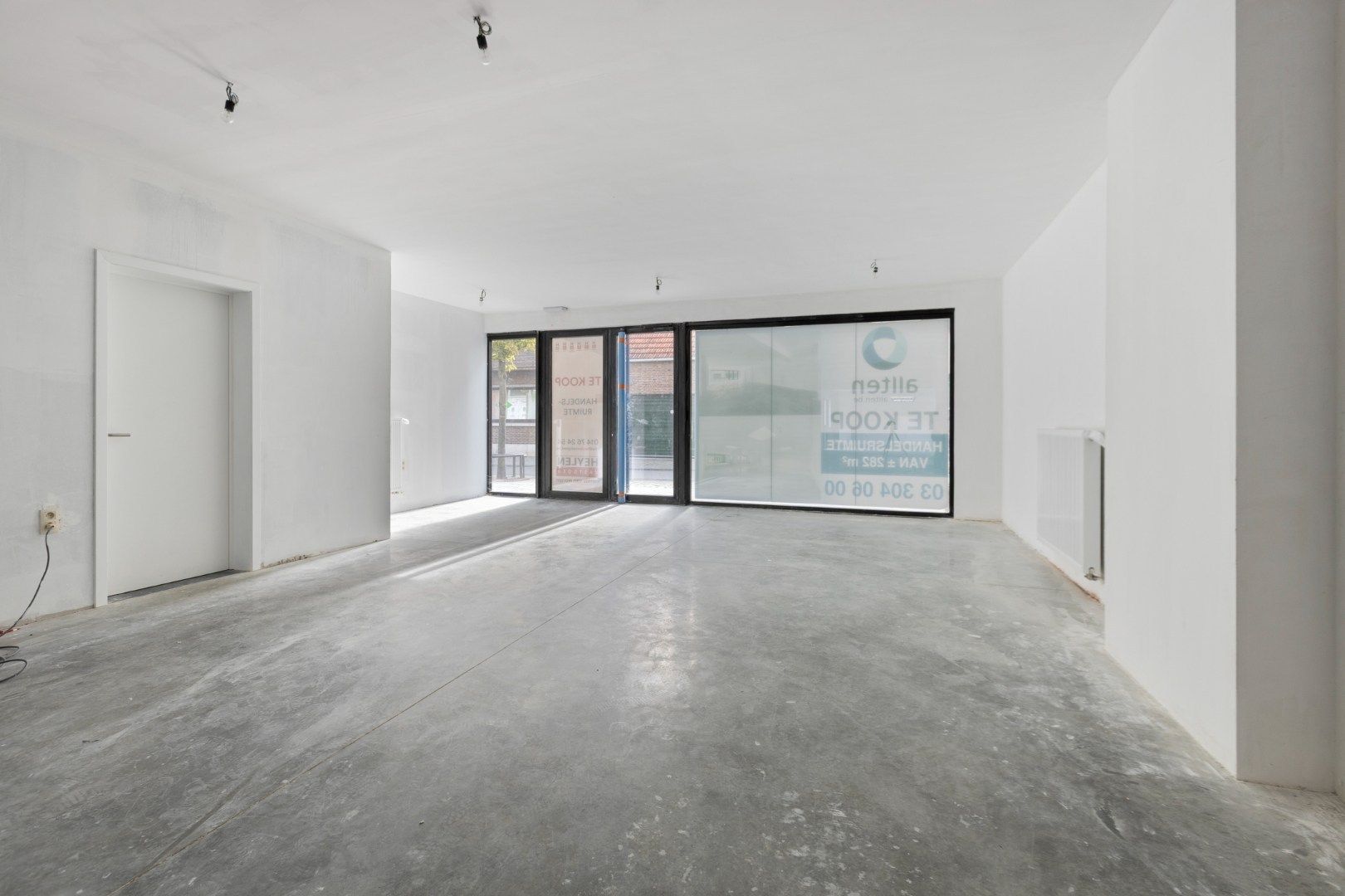 Ruime handelspand van 243 m² centraal gelegen in Mol centrum !  foto 2