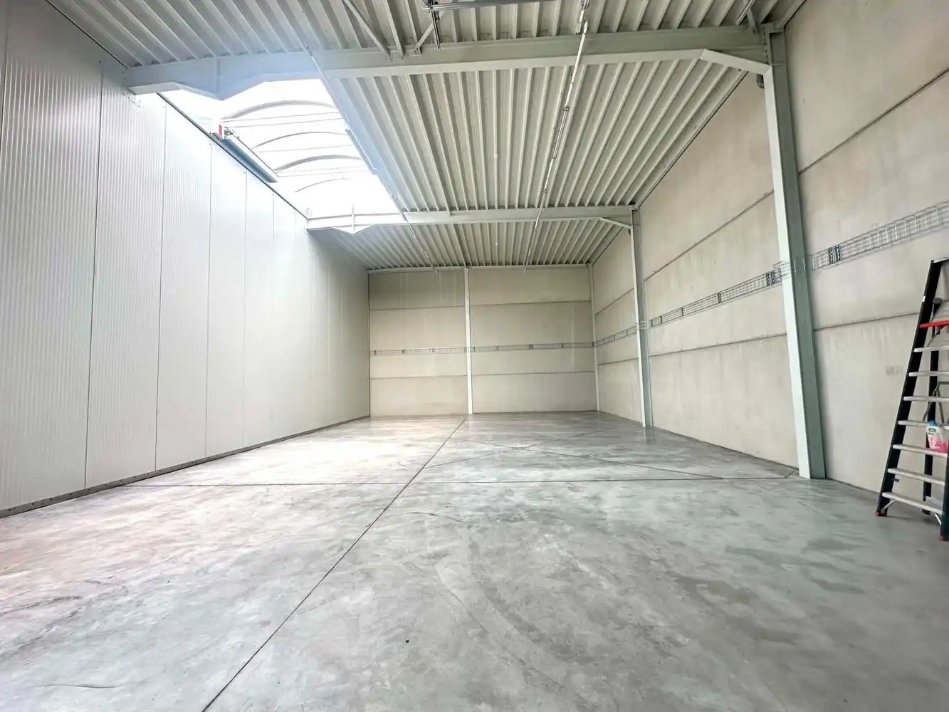 Nieuwbouw KMO-unit van 205 m² met 2 parkeerplaatsen nabij E40 te Aalst-Denderleeuw foto 2