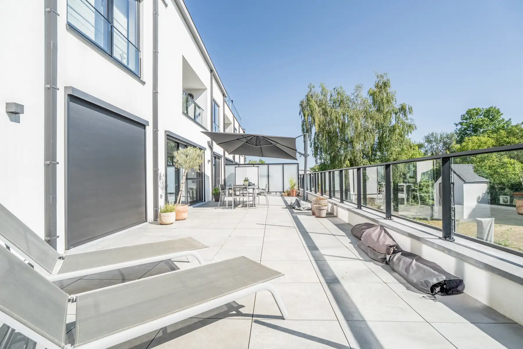 Lichtrijk appartement met groot terras. foto 3