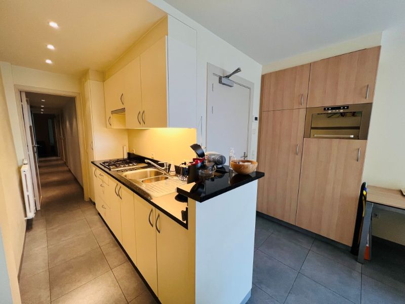 Volledig gerenoveerd, gemeubeld appartement met 2 slaapkamers foto 7