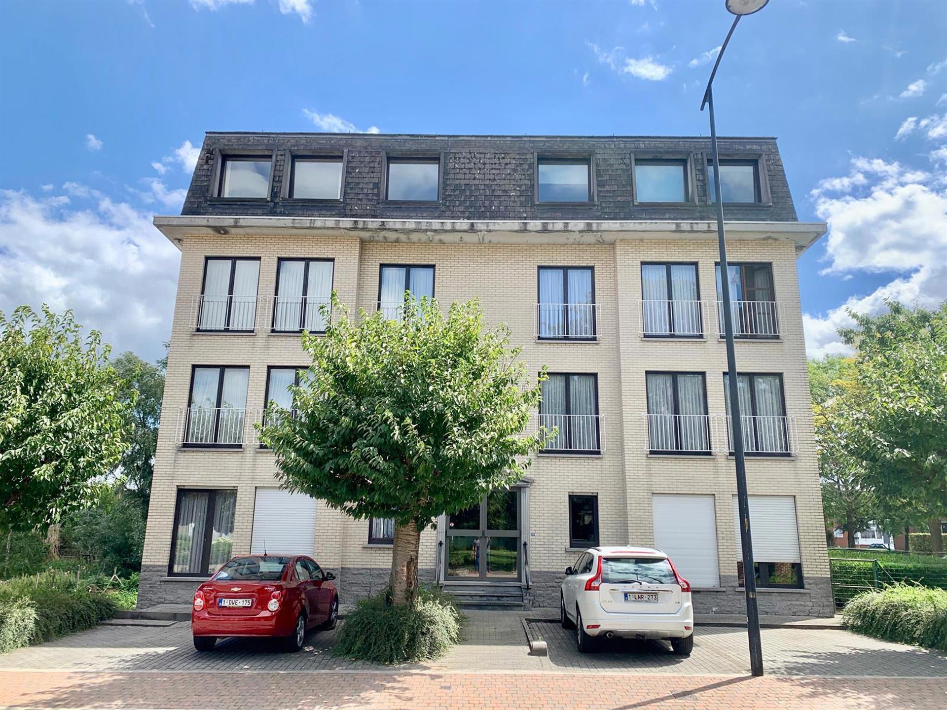 Ruim appartement met terras & garage. foto {{pictureIndex}}