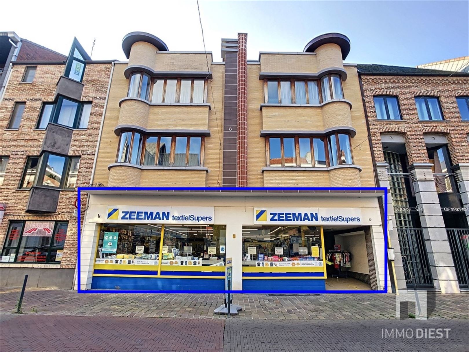 Handelsgelijkvloers met ca 260m² winkelruimte foto 1