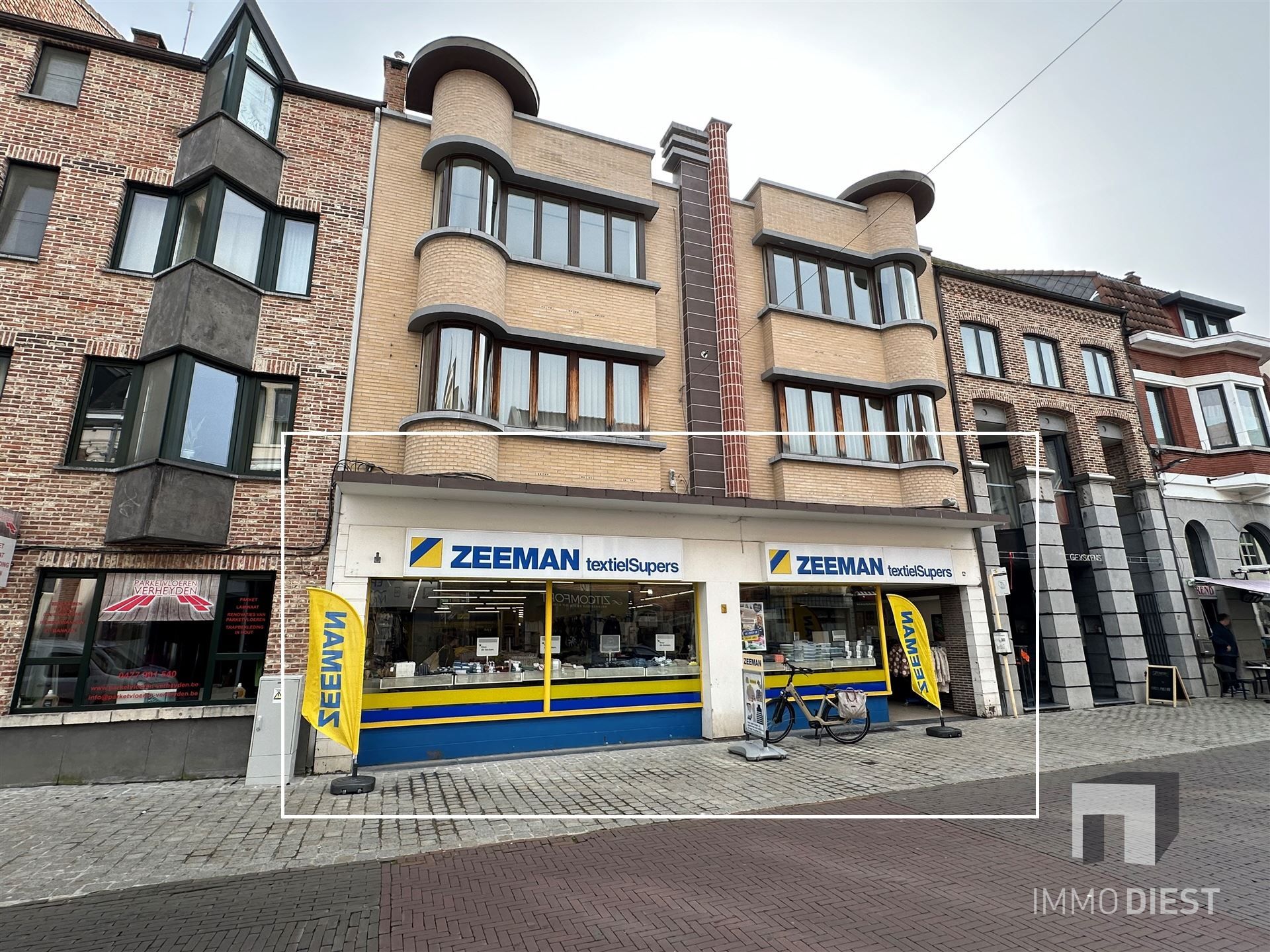 Handelsgelijkvloers met ca 260m² winkelruimte foto 1