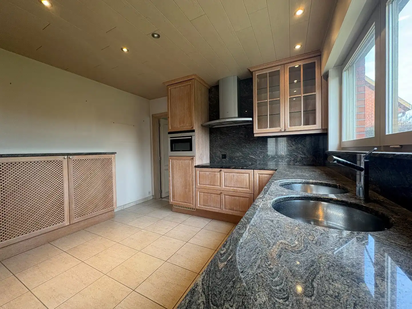 Ruime en goed onderhouden bungalow met zonnige tuin– Elverdinge dorpskern. Opp: 884m². foto 10