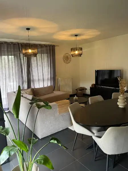 Gelijkvloers app. met 2 slpks, terras, tuin en parking foto 3