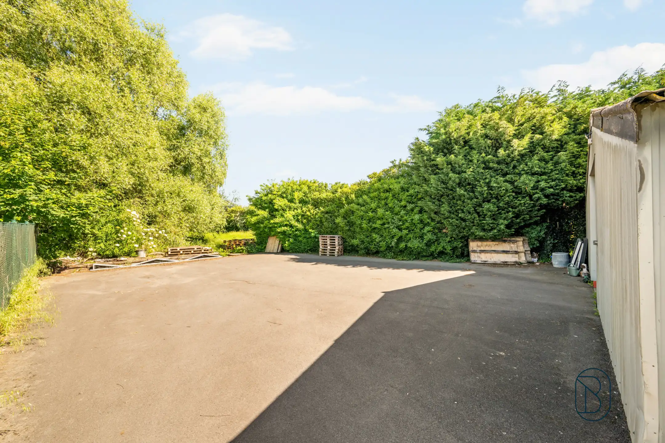 Instapklare gezinswoning met garage en oprit, en ruime loods foto 7