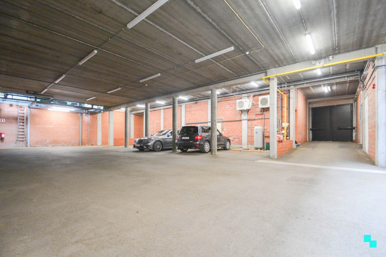 Commercieel gebouw met magazijn in het centrum van Izegem foto 12