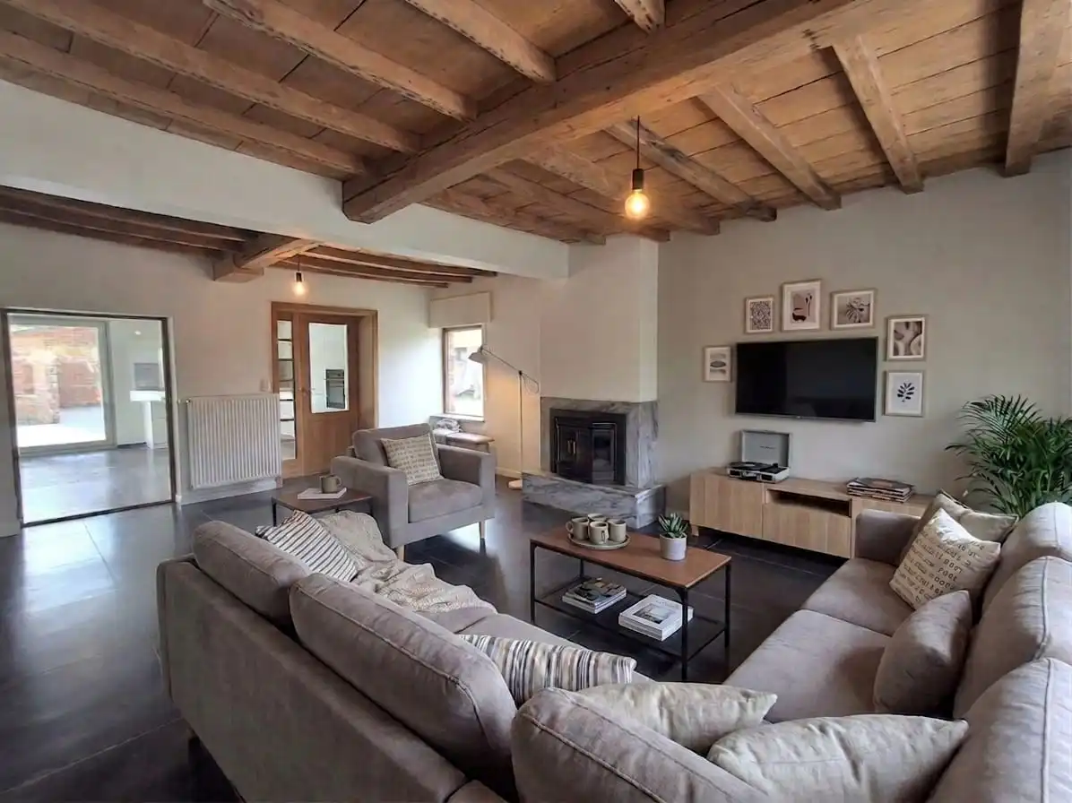 CHARMANT GERENOVEERDE WONING MET 3 SLPKS | CARPORT EN TUIN foto 3