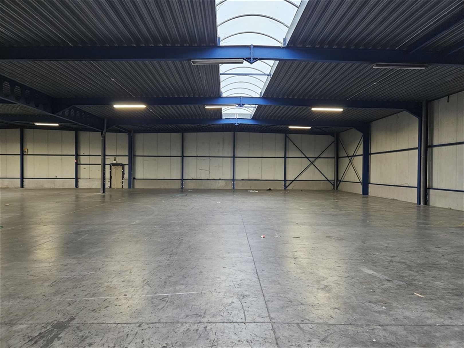 Magazijn met laad- en loskades en kantoren foto 4