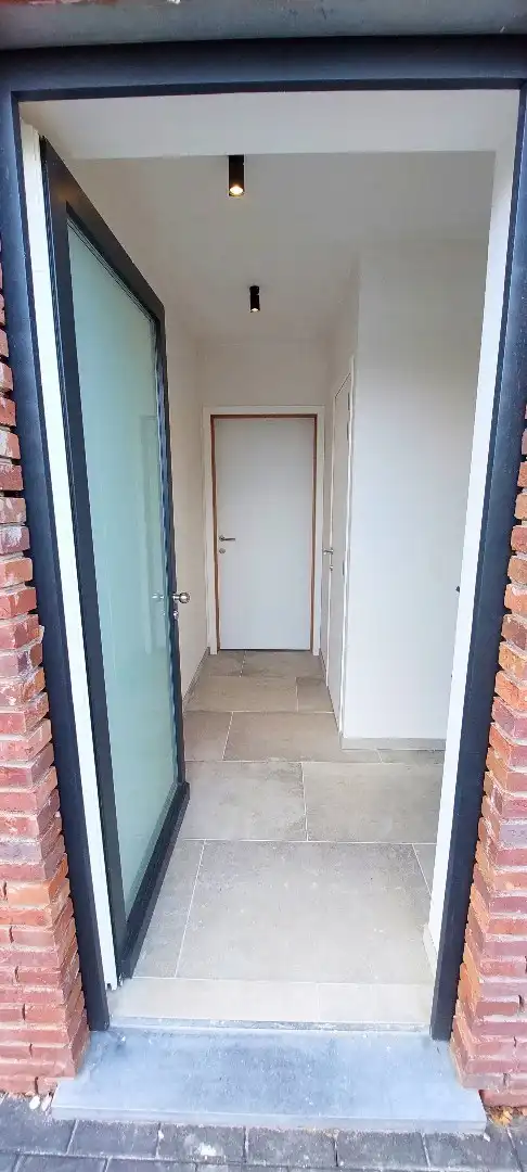 Ruime nieuwbouw met home-office, 3 slaapkamers, tuin met uitweg & garage. (aankoop aan 2% mogelijk!) foto 3