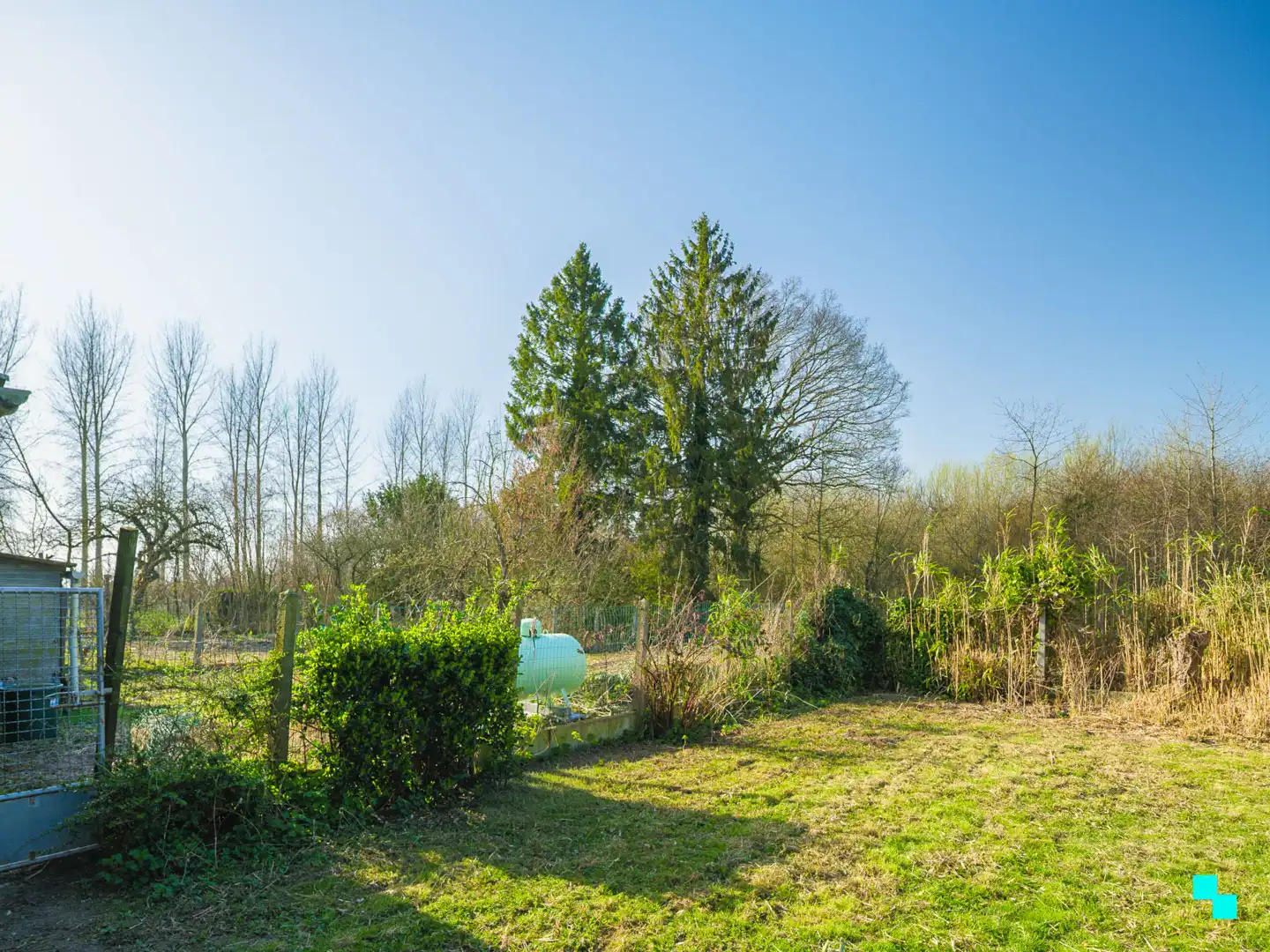 Renovatieproject met uitgestrekte tuin in groene omgeving foto 21