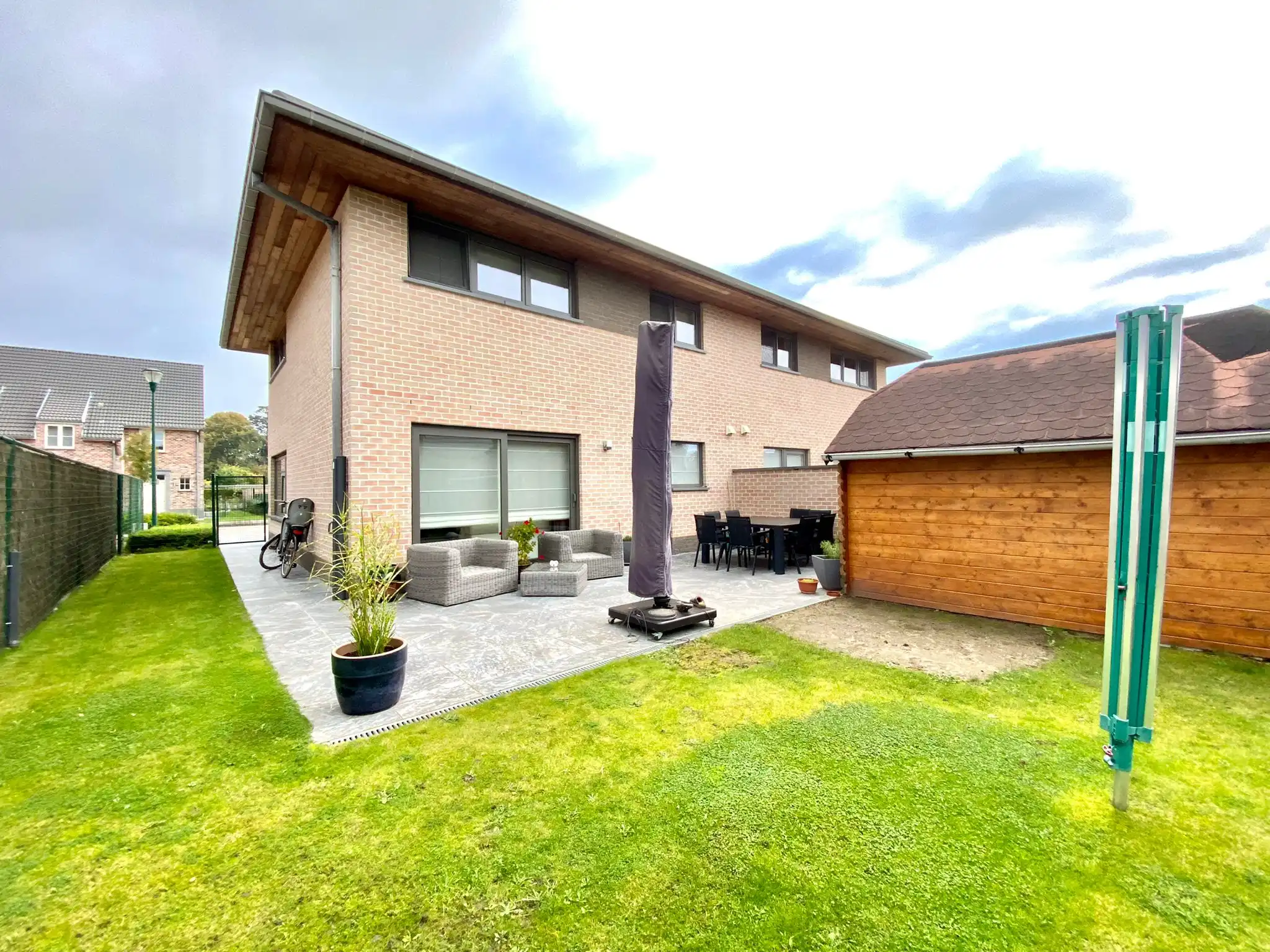 Centraal gelegen woning met drie slaapkamers, garage en tuin foto {{pictureIndex}}