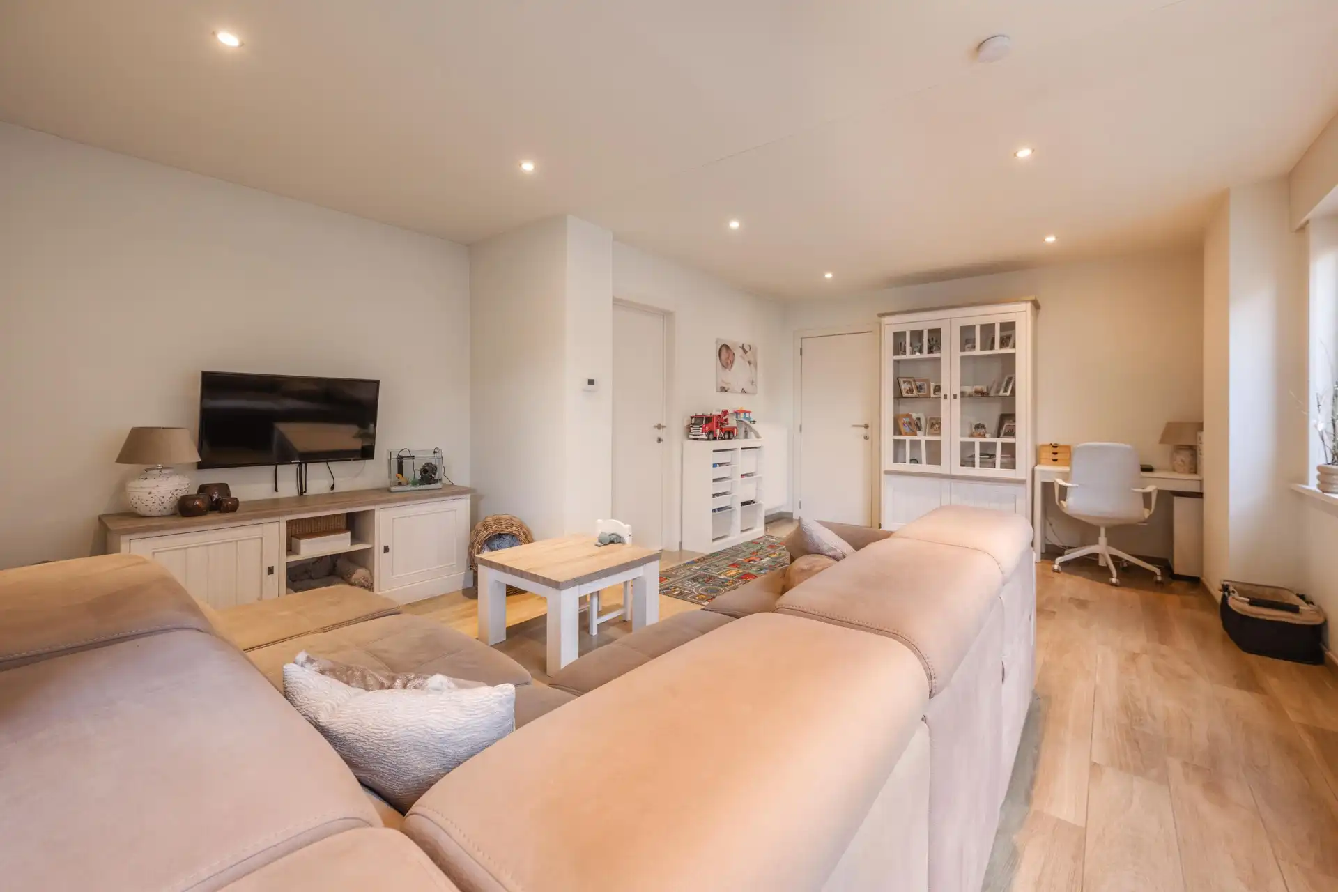 GERENOVEERDE LEUKE RIJWONING MET 3 SLAAPKAMERS EN PRAKTIJKRUIMTE TE KOOP IN DESSELGEM🏡 foto 3