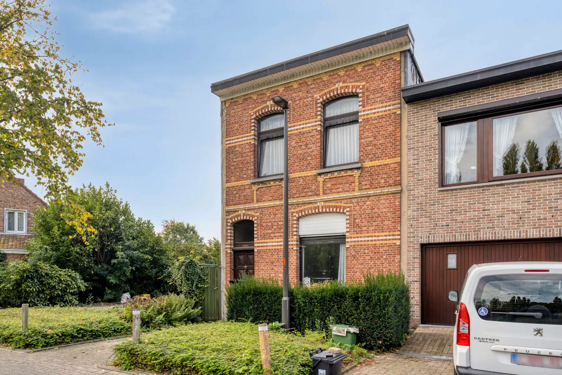 Te renoveren woning met ruime tuin aan Fort II Wommelgem. foto {{pictureIndex}}