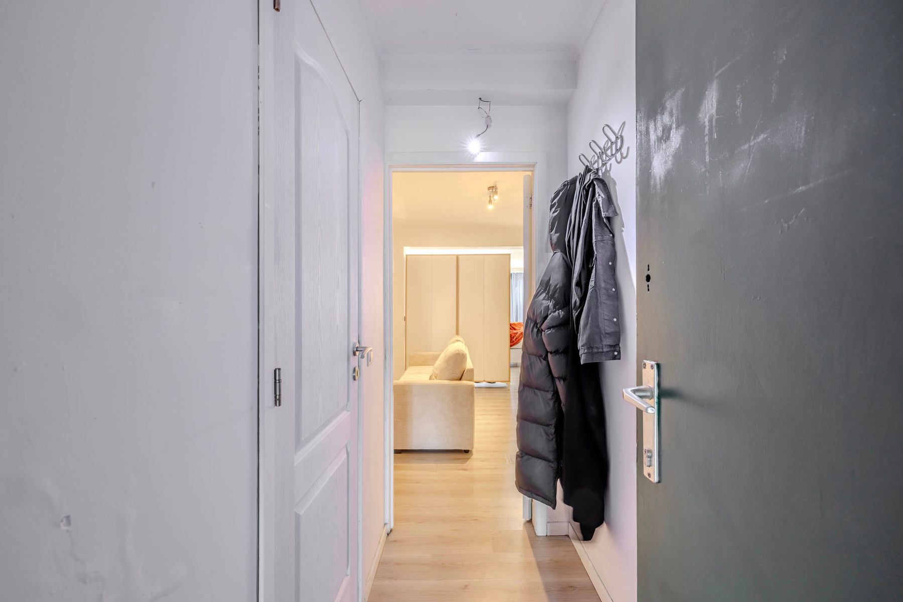 Handelsruimte + verhuurde studio te koop! foto 2