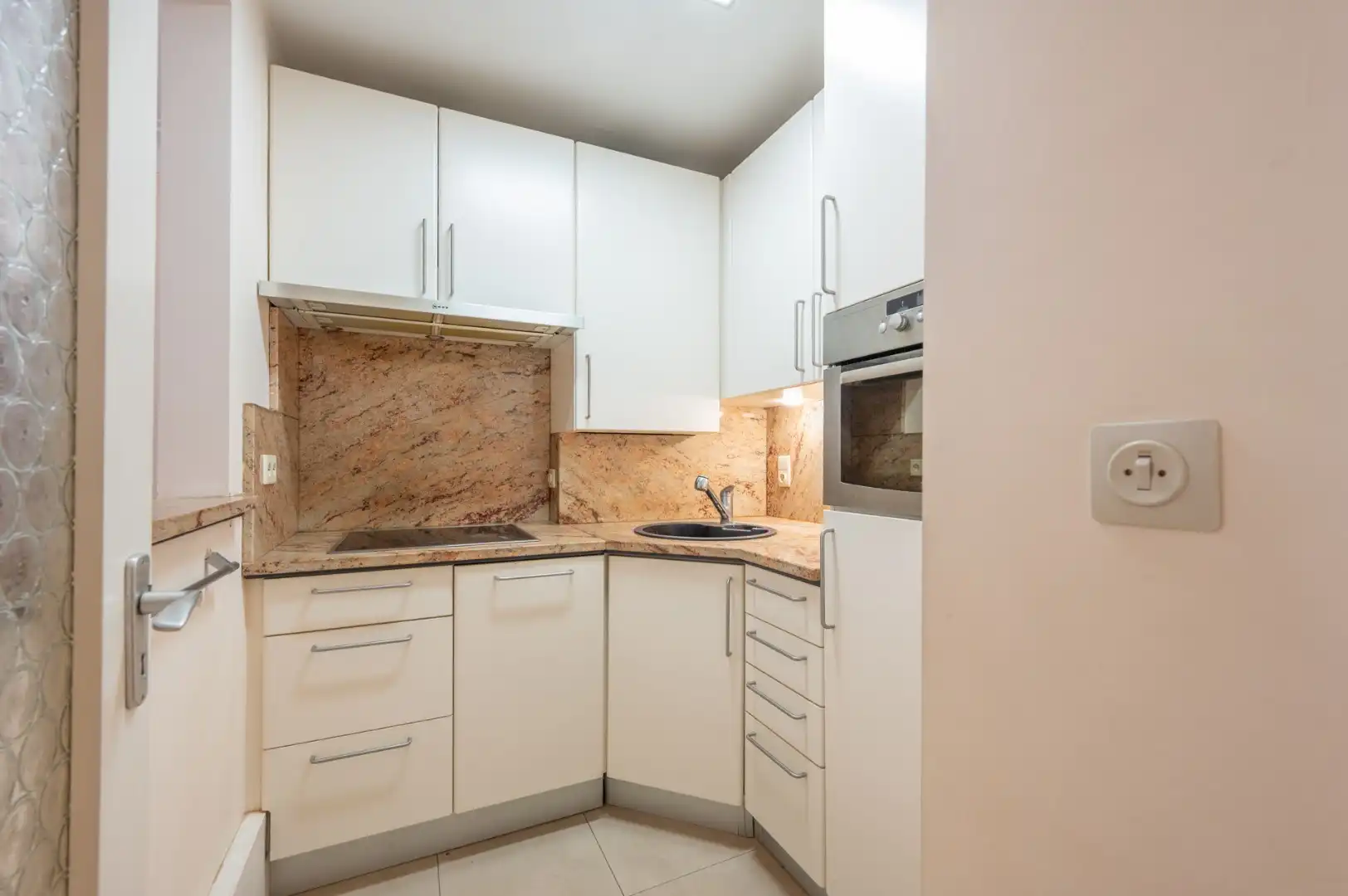 Op te frissen appartement gelegen in residentie op hoek Ieperstraat-Kustlaan, op 50 m van de Zeedijk en nabij het Driehoeksplein. foto 6