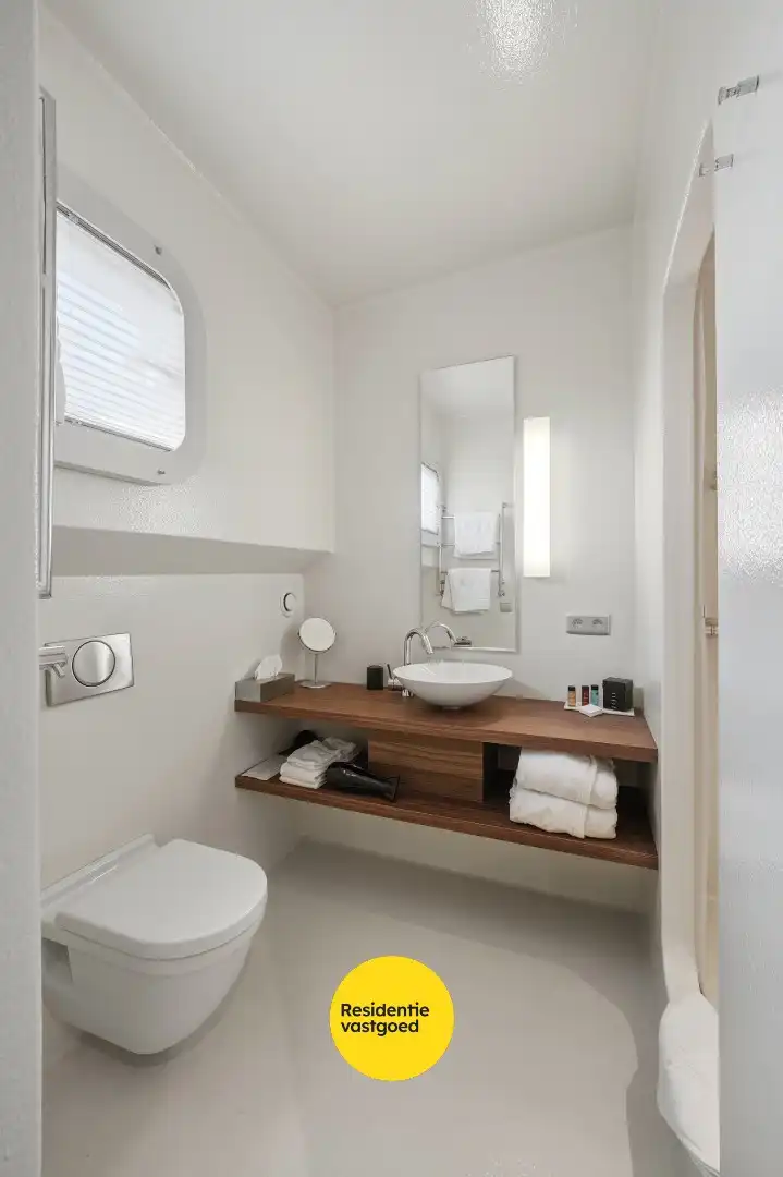 Unieke woonboot met B&B en vergunde ligplaats in Plassendale foto 22