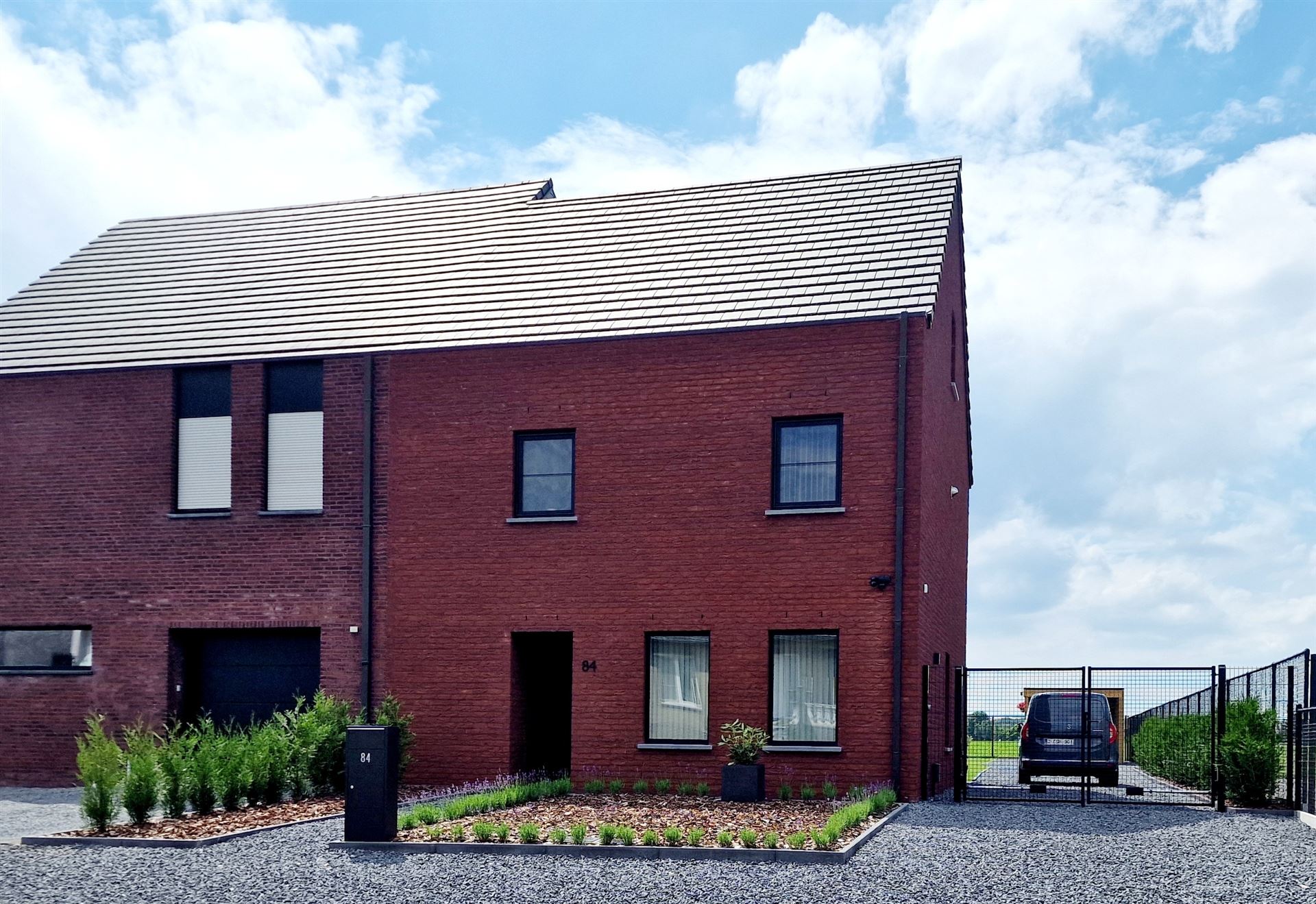 Hoogwaardig afgewerkte nieuwbouwwoning! foto {{pictureIndex}}