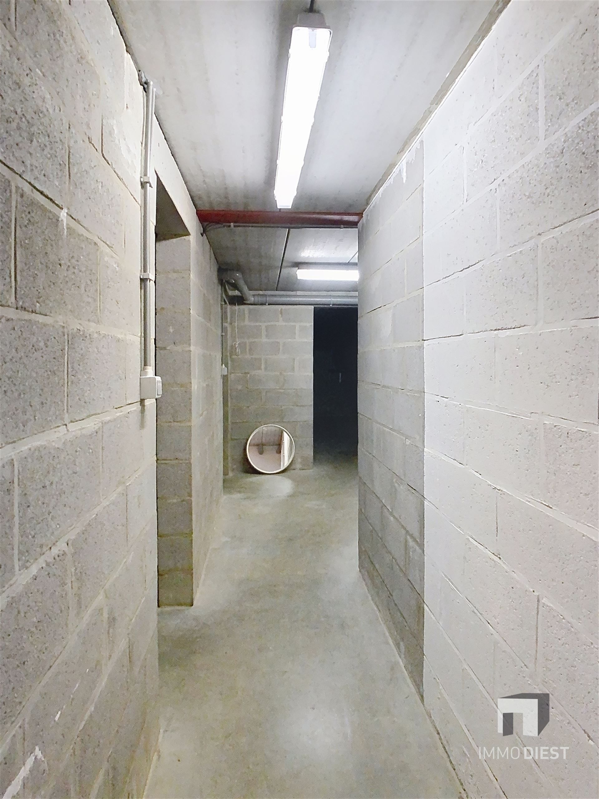 Ontdek deze solide, karaktervolle woning in Veerle met een zeer gunstige ligging op 10 are. foto 34