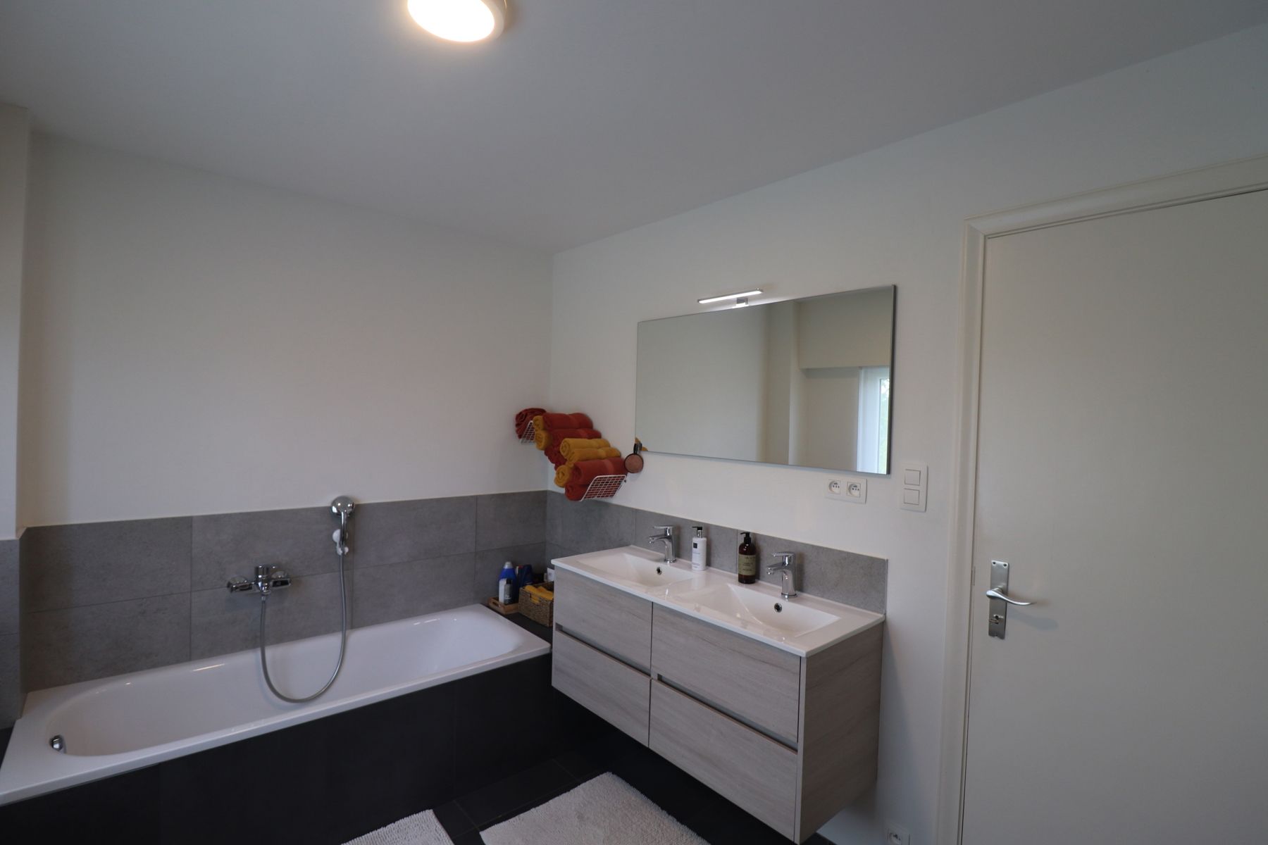 Een woning met 4 slaapkamers, garage, terras en tuin. foto 18